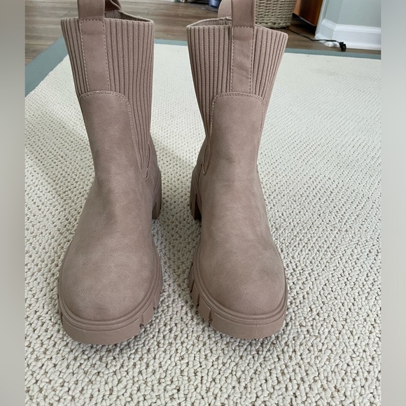 Qupid brand Beige Chunky Lug Sole Platform Elastic Sock Ankle Boots. Size 8 - Picture 7 of 15